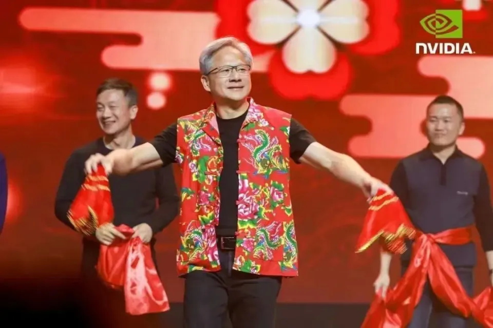 黄仁勋在中国业务部门年会上跳秧歌